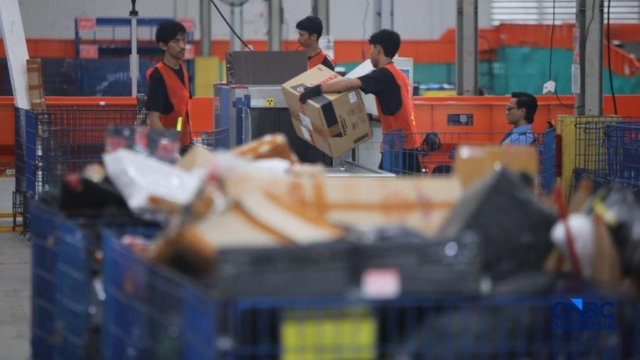 Kesibukan pekerja di Gudang Ekspor Shopee, Kalideres, Jakarta, Selasa (27/10/2026). (CNBC Indonesia/Faisal Rahman)
