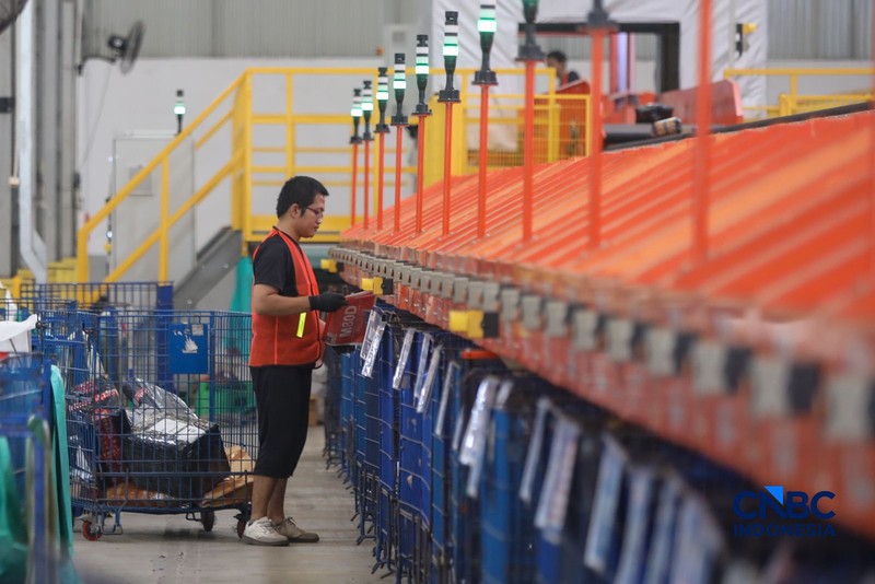Kesibukan pekerja di Gudang Ekspor Shopee, Kalideres, Jakarta, Selasa (27/10/2026). (CNBC Indonesia/Faisal Rahman)