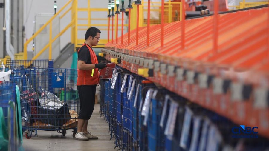 Kesibukan pekerja di Gudang Ekspor Shopee, Kalideres, Jakarta, Selasa (27/10/2026).