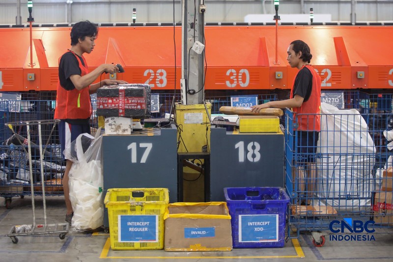 Kesibukan pekerja di Gudang Ekspor Shopee, Kalideres, Jakarta, Selasa (27/10/2026). (CNBC Indonesia/Faisal Rahman)