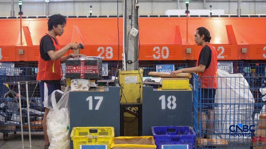 Kesibukan pekerja di Gudang Ekspor Shopee, Kalideres, Jakarta, Selasa (27/10/2026).