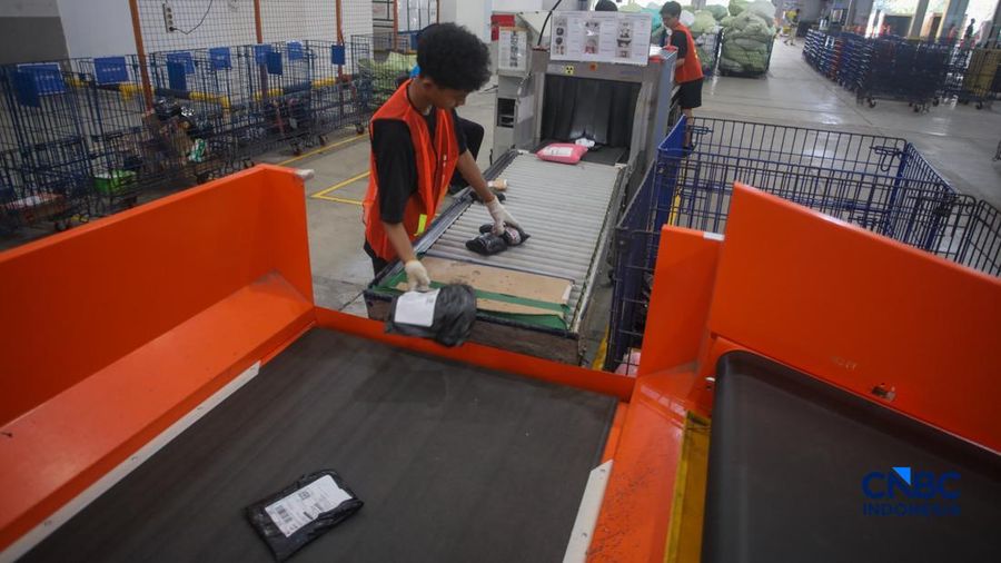 Kesibukan pekerja di Gudang Ekspor Shopee, Kalideres, Jakarta, Selasa (27/10/2026).