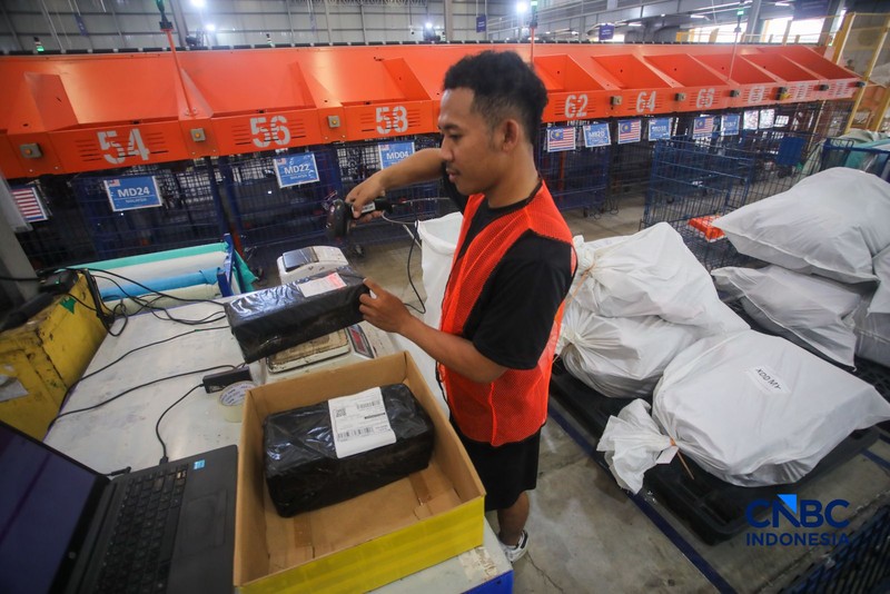 Kesibukan pekerja di Gudang Ekspor Shopee, Kalideres, Jakarta, Selasa (27/10/2026). (CNBC Indonesia/Faisal Rahman)