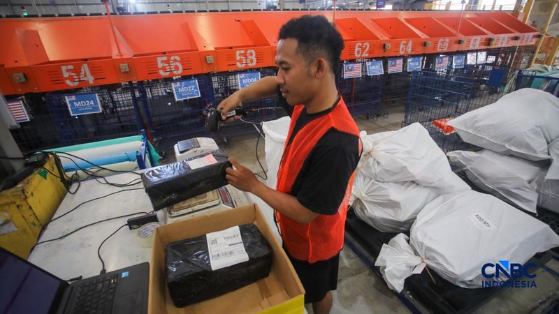 Kesibukan pekerja di Gudang Ekspor Shopee, Kalideres, Jakarta, Selasa (27/10/2026).