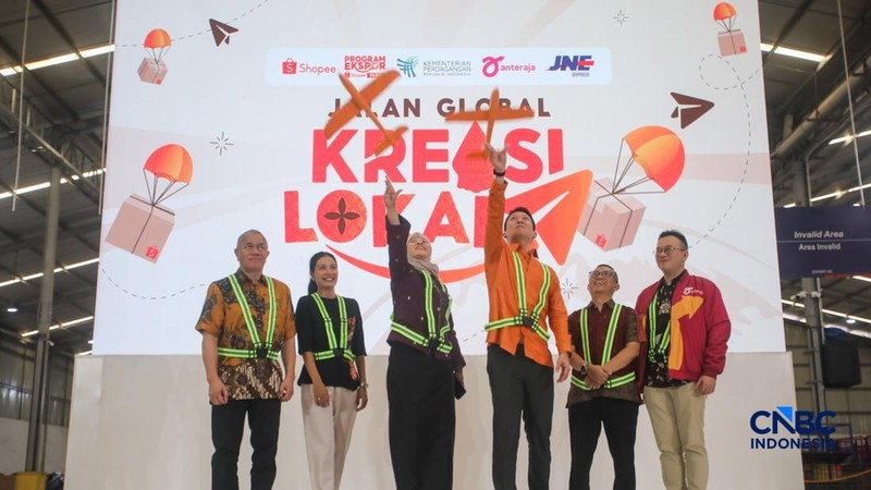 Kesibukan pekerja di Gudang Ekspor Shopee, Kalideres, Jakarta, Selasa (27/10/2026).