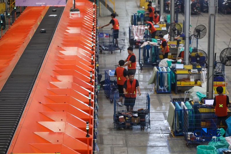 Kesibukan pekerja di Gudang Ekspor Shopee, Kalideres, Jakarta, Selasa (27/10/2026). (CNBC Indonesia/Faisal Rahman)