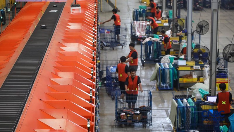 Kesibukan pekerja di Gudang Ekspor Shopee, Kalideres, Jakarta, Selasa (27/10/2026).