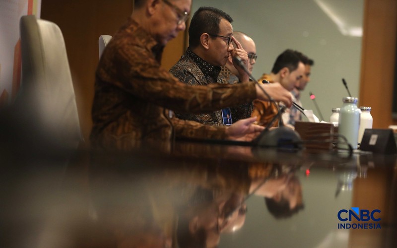 Kiri-Kanan: Direktur Risk Management BNI David Pirzada, Direktur Utama BNI Putrama Wahju Setyawan, Direktur Finance &amp; Strategy BNI Hussein Paolo Kartadjoemena dalam kegiatan pemaparan kinerja Q3 di Graha BNI, Jakarta, Selasa, (27/10/2026). (CNBC Indonesia/Muhammad Sabki)