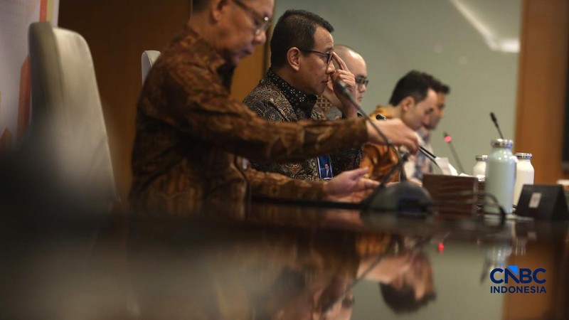Kiri-Kanan: Direktur Risk Management BNI David Pirzada, Direktur Utama BNI Putrama Wahju Setyawan, Direktur Finance & Strategy BNI Hussein Paolo Kartadjoemena dalam kegiatan pemaparan kinerja Q3 di Graha BNI, Jakarta, Selasa, (27/10/2026). (CNBC Indo