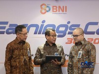 Kiri-Kanan: Direktur Risk Management BNI David Pirzada, Direktur Utama BNI Putrama Wahju Setyawan, Direktur Finance & Strategy BNI Hussein Paolo Kartadjoemena dalam kegiatan pemaparan kinerja Q3 di Graha BNI, Jakarta, Selasa, (27/10/2026). (CNBC Indo