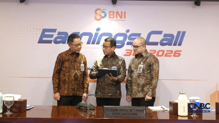 Kiri-Kanan: Direktur Risk Management BNI David Pirzada, Direktur Utama BNI Putrama Wahju Setyawan, Direktur Finance & Strategy BNI Hussein Paolo Kartadjoemena dalam kegiatan pemaparan kinerja Q3 di Graha BNI, Jakarta, Selasa, (27/10/2026). (CNBC Indo