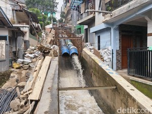 Was-was Warga Cipaganti Tanggul Sungai Cikalintu Jebol di Musim Hujan