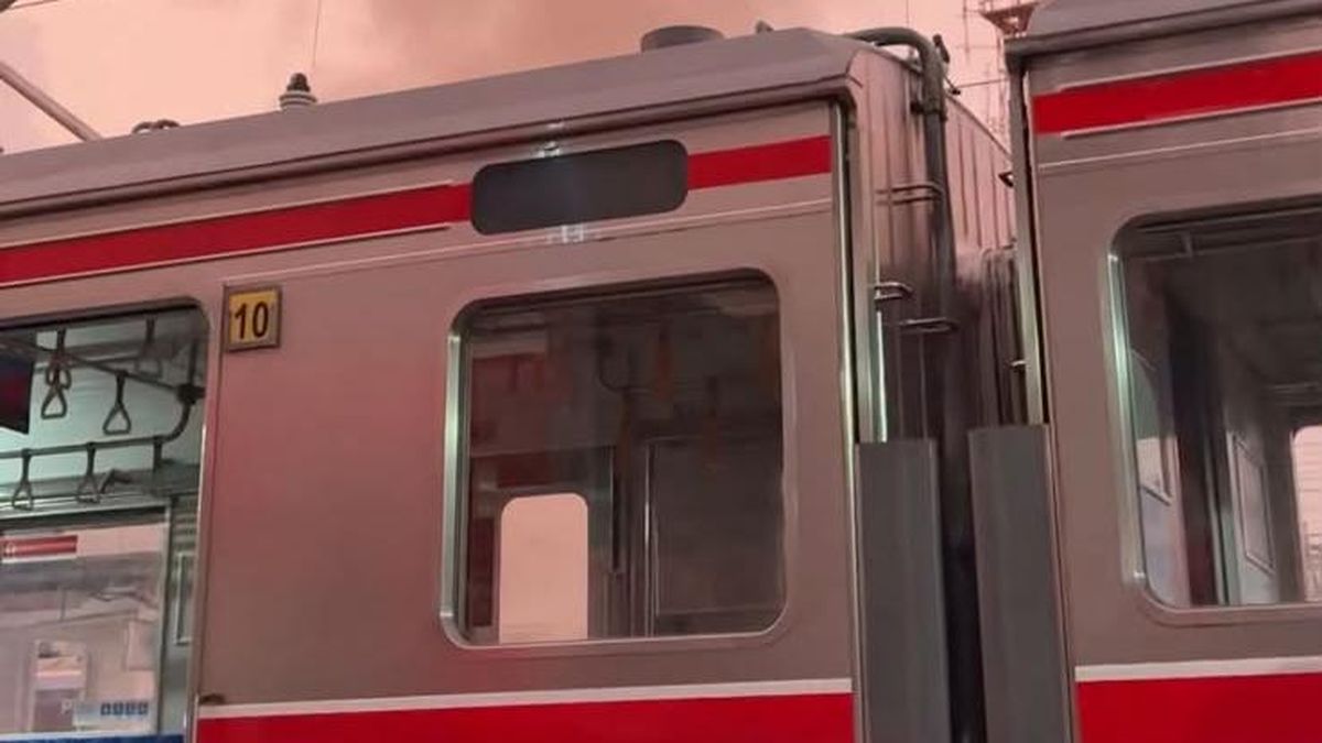 Ilustrasi berita Nasional: KRL di Stasiun Jakarta Kota Keluarkan Asap, Penumpang Dengar Ledakan
