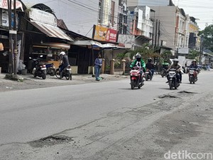 Lubang di Jalan Tuasan Medan Dikeluhkan Warga