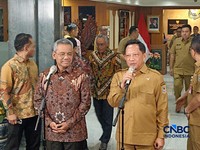 Menteri Keuangan Suahasil Nazara saat mendatangi kantor Menteri Dalam Negeri Tito Karnavian di Jakarta, Selasa (27/10/2026). (CNBC Indonesia/Robertus Andrianto Serin)