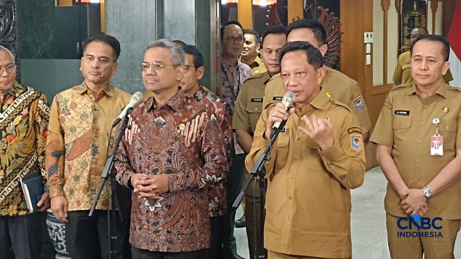 Menteri Keuangan Suahasil Nazara saat mendatangi kantor Menteri Dalam Negeri Tito Karnavian di Jakarta, Selasa (27/10/2026). (CNBC Indonesia/Robertus Andrianto Serin)