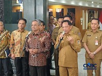 Menteri Keuangan Suahasil Nazara saat mendatangi kantor Menteri Dalam Negeri Tito Karnavian di Jakarta, Selasa (27/10/2026). (CNBC Indonesia/Robertus Andrianto Serin)