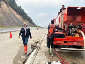 Cerita Nina Srikandi BPBD Samarinda Berjibaku Padamkan Karhutla