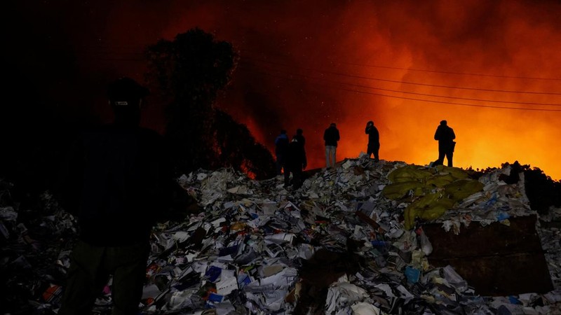 Orang-orang mengamati lokasi kebakaran dari atas tumpukan sampah saat kebakaran melanda Desa Guryong di Seoul, Korea Selatan, pada 27 Oktober 2026.