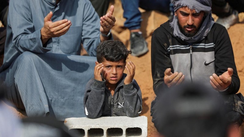 Para pelayat berdoa dalam pemakaman empat anggota dari satu keluarga—termasuk tiga anak-anak—yang tewas dalam serangan udara yang dilaporkan dilakukan oleh Yordania di kota Al-Mismiyah, di provinsi Daraa, Suriah bagian selatan, pada 27 Oktober 2026.