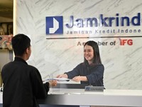 Pegawai Jamkrindo melakukan pelayanan kepada nasabah. (Dok. Jamkrindo)