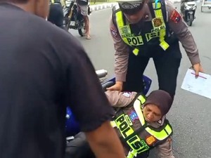 Pelajar Tabrak Polwan Saat Razia Operasi Patuh Semeru di Lumajang