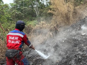 Hujan dan Water Bombing Belum Bisa Padamkan Bara TPA Supiturang Malang