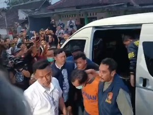 Rekonstruksi Pembunuhan Sadis Dini dan Anaknya, Dwi Bagus Dimaki Warga