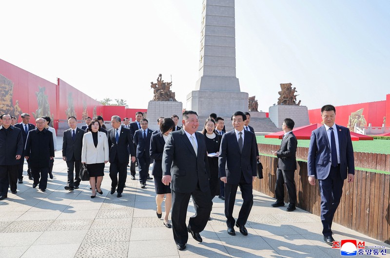 Pemimpin Korea Utara, Kim Jong Un, mengunjungi China untuk meresmikan jembatan perbatasan baru sekaligus memperluas kerja sama kedua negara, pada Sabtu (24/10/2026). Lawatan perdana Kim dalam setahun terakhir ini menunjukkan langkah kebijakan luar negeri Korea Utara yang makin aktif. (via REUTERS/KCNA)