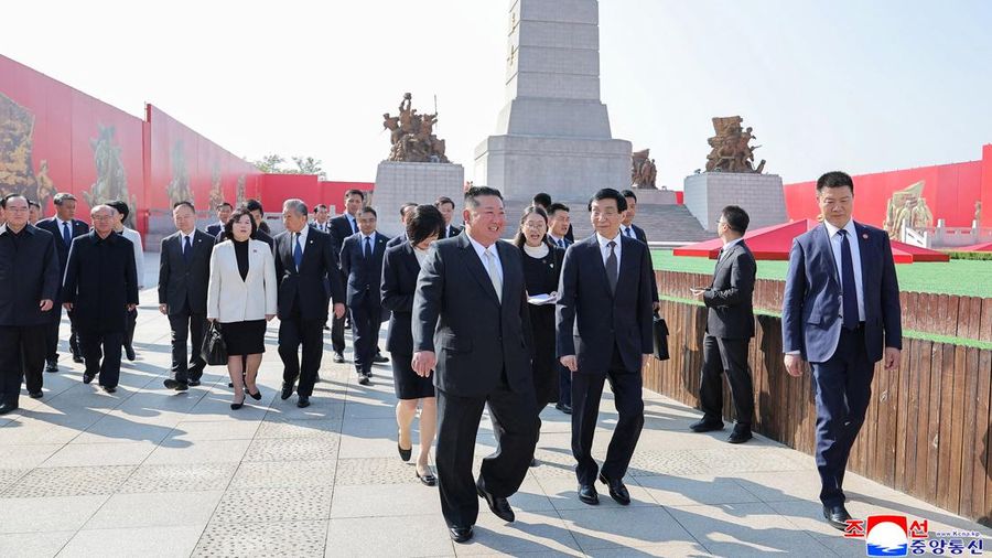 Pemimpin Korea Utara, Kim Jong Un, mengunjungi China untuk meresmikan jembatan perbatasan baru sekaligus memperluas kerja sama kedua negara, pada Sabtu (24/10/2026). Lawatan perdana Kim dalam setahun terakhir ini menunjukkan langkah kebijakan luar ne