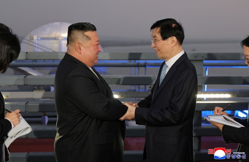 Pemimpin Korea Utara, Kim Jong Un, mengunjungi China untuk meresmikan jembatan perbatasan baru sekaligus memperluas kerja sama kedua negara, pada Sabtu (24/10/2026). Lawatan perdana Kim dalam setahun terakhir ini menunjukkan langkah kebijakan luar negeri Korea Utara yang makin aktif. (via REUTERS/KCNA)