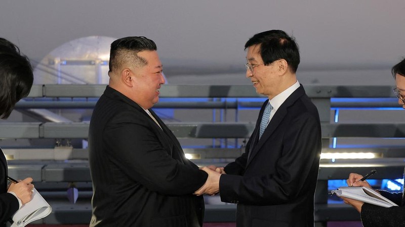 Pemimpin Korea Utara, Kim Jong Un, mengunjungi China untuk meresmikan jembatan perbatasan baru sekaligus memperluas kerja sama kedua negara, pada Sabtu (24/10/2026). Lawatan perdana Kim dalam setahun terakhir ini menunjukkan langkah kebijakan luar ne