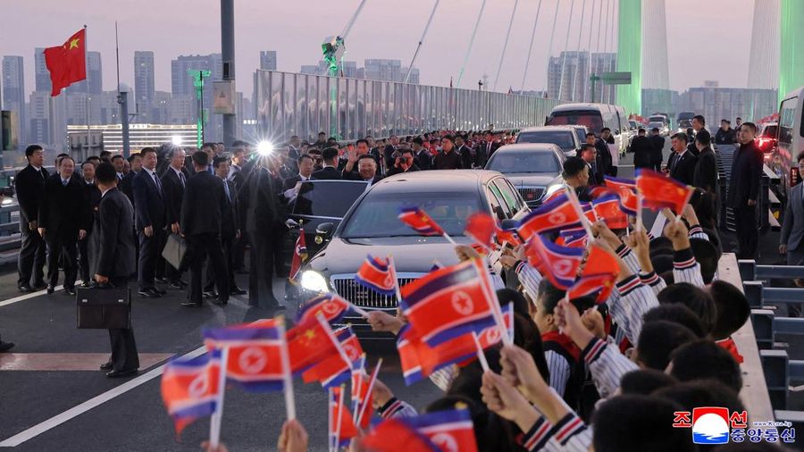 Pemimpin Korea Utara, Kim Jong Un, mengunjungi China untuk meresmikan jembatan perbatasan baru sekaligus memperluas kerja sama kedua negara, pada Sabtu (24/10/2026). Lawatan perdana Kim dalam setahun terakhir ini menunjukkan langkah kebijakan luar ne
