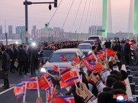 Pemimpin Korea Utara, Kim Jong Un, mengunjungi China untuk meresmikan jembatan perbatasan baru sekaligus memperluas kerja sama kedua negara, pada Sabtu (24/10/2026). Lawatan perdana Kim dalam setahun terakhir ini menunjukkan langkah kebijakan luar ne