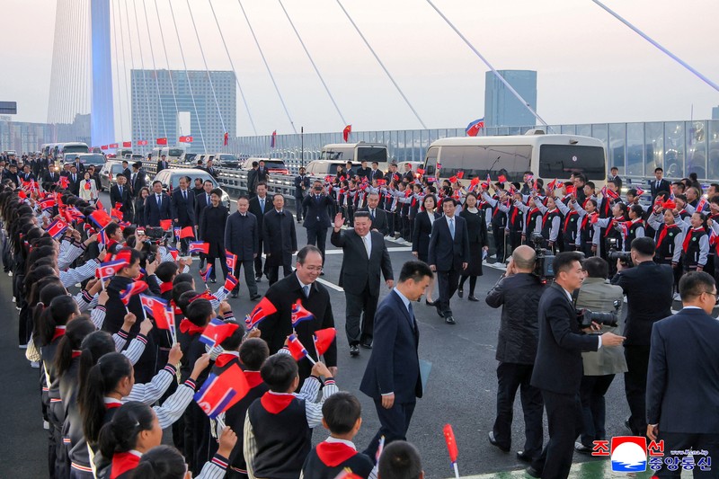 Pemimpin Korea Utara, Kim Jong Un, mengunjungi China untuk meresmikan jembatan perbatasan baru sekaligus memperluas kerja sama kedua negara, pada Sabtu (24/10/2026). Lawatan perdana Kim dalam setahun terakhir ini menunjukkan langkah kebijakan luar negeri Korea Utara yang makin aktif. (via REUTERS/KCNA)