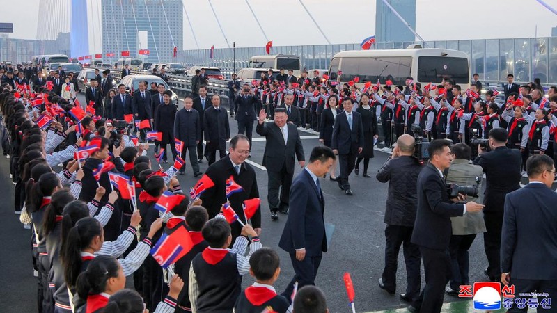 Pemimpin Korea Utara, Kim Jong Un, mengunjungi China untuk meresmikan jembatan perbatasan baru sekaligus memperluas kerja sama kedua negara, pada Sabtu (24/10/2026). Lawatan perdana Kim dalam setahun terakhir ini menunjukkan langkah kebijakan luar ne