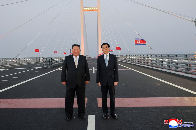 Pemimpin Korea Utara, Kim Jong Un, mengunjungi China untuk meresmikan jembatan perbatasan baru sekaligus memperluas kerja sama kedua negara, pada Sabtu (24/10/2026). Lawatan perdana Kim dalam setahun terakhir ini menunjukkan langkah kebijakan luar negeri Korea Utara yang makin aktif. (via REUTERS/KCNA)