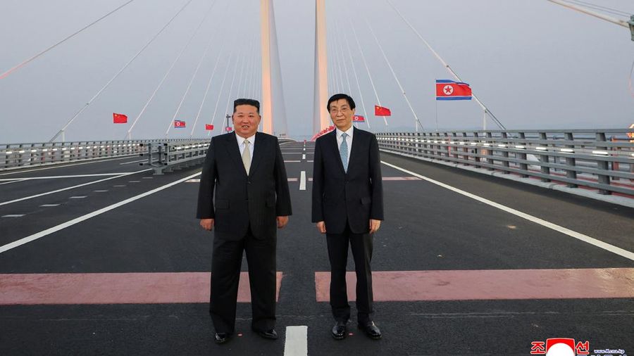 Pemimpin Korea Utara, Kim Jong Un, mengunjungi China untuk meresmikan jembatan perbatasan baru sekaligus memperluas kerja sama kedua negara, pada Sabtu (24/10/2026). Lawatan perdana Kim dalam setahun terakhir ini menunjukkan langkah kebijakan luar ne