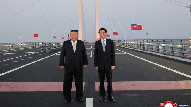 Kim Jong Un Resmikan Jembatan Perbatasan Baru Korut-China, Warga Lokal Berharap Ekonomi Bangkit