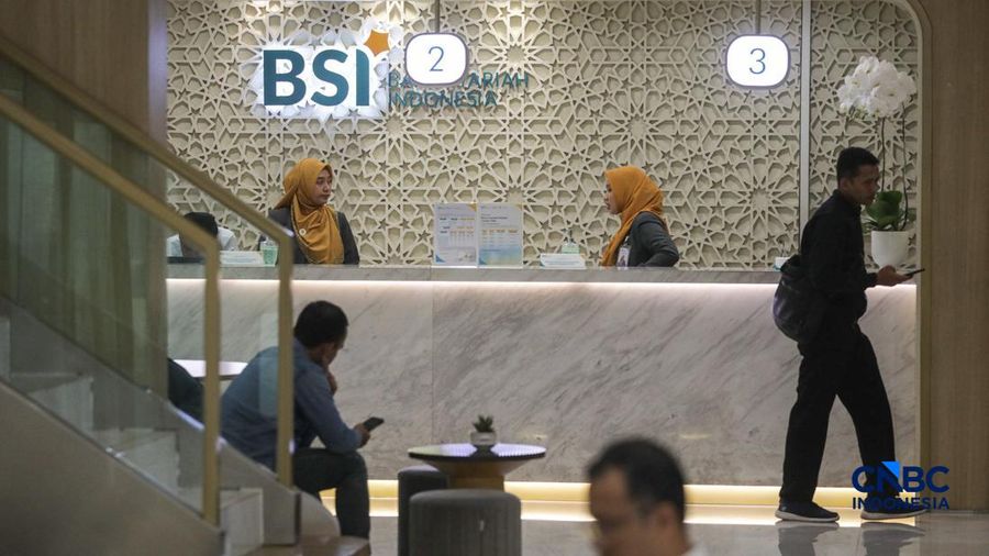 Pengunjung melakukan transaksi di Bank Syariah Indonesia (BSI), Jakarta. (CNBC Indonesia/Muhammad Sabki)