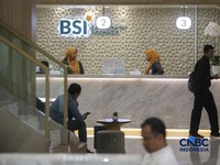 Pengunjung melakukan transaksi di Bank Syariah Indonesia (BSI), Jakarta. (CNBC Indonesia/Muhammad Sabki)