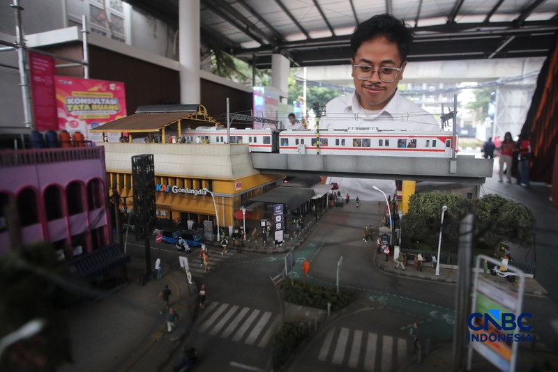 Pengunjung mengamati maket yang dipamerkan dalam Jakarta Arsitektur Festival (JAF) 2026 di M Bloc Space, Jakarta, Selasa (27/10/2026). (CNBC Indonesia/Faisal Rahman)
