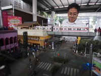 Pengunjung mengamati maket yang dipamerkan dalam Jakarta Arsitektur Festival (JAF) 2026 di M Bloc Space, Jakarta, Selasa (27/10/2026).(CNBC Indonesia/Faisal Rahman)