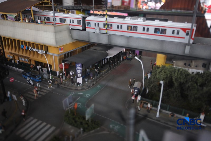 Pengunjung mengamati maket yang dipamerkan dalam Jakarta Arsitektur Festival (JAF) 2026 di M Bloc Space, Jakarta, Selasa (27/10/2026). (CNBC Indonesia/Faisal Rahman)