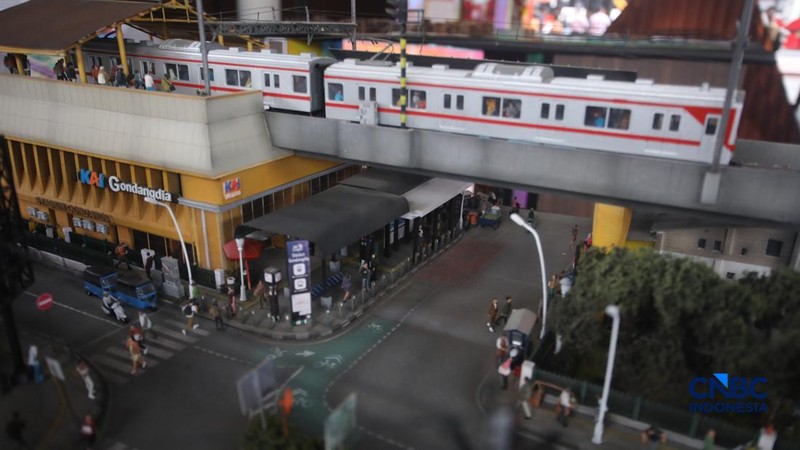 Pengunjung mengamati maket yang dipamerkan dalam Jakarta Arsitektur Festival (JAF) 2026 di M Bloc Space, Jakarta, Selasa (27/10/2026).
