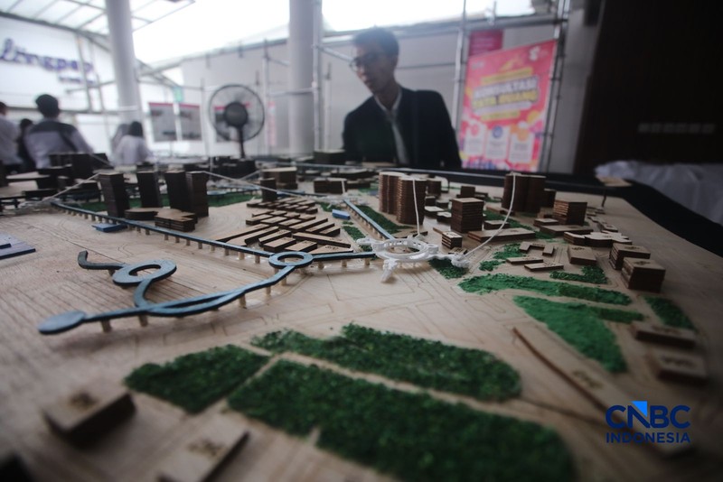 Pengunjung mengamati maket yang dipamerkan dalam Jakarta Arsitektur Festival (JAF) 2026 di M Bloc Space, Jakarta, Selasa (27/10/2026). (CNBC Indonesia/Faisal Rahman)