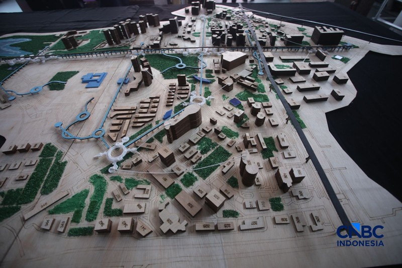 Pengunjung mengamati maket yang dipamerkan dalam Jakarta Arsitektur Festival (JAF) 2026 di M Bloc Space, Jakarta, Selasa (27/10/2026). (CNBC Indonesia/Faisal Rahman)