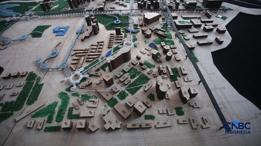 Pengunjung mengamati maket yang dipamerkan dalam Jakarta Arsitektur Festival (JAF) 2026 di M Bloc Space, Jakarta, Selasa (27/10/2026).