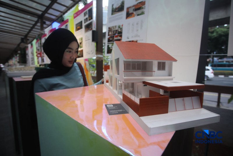 Pengunjung mengamati maket yang dipamerkan dalam Jakarta Arsitektur Festival (JAF) 2026 di M Bloc Space, Jakarta, Selasa (27/10/2026). (CNBC Indonesia/Faisal Rahman)