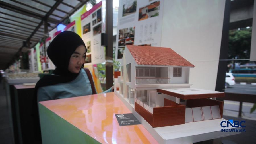 Pengunjung mengamati maket yang dipamerkan dalam Jakarta Arsitektur Festival (JAF) 2026 di M Bloc Space, Jakarta, Selasa (27/10/2026).(CNBC Indonesia/Faisal Rahman)